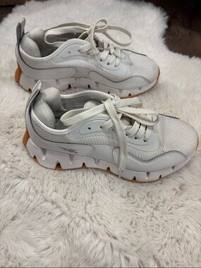 Reebok Women's Zig Dynamica White Gum
Athletic Training
Running Shoes